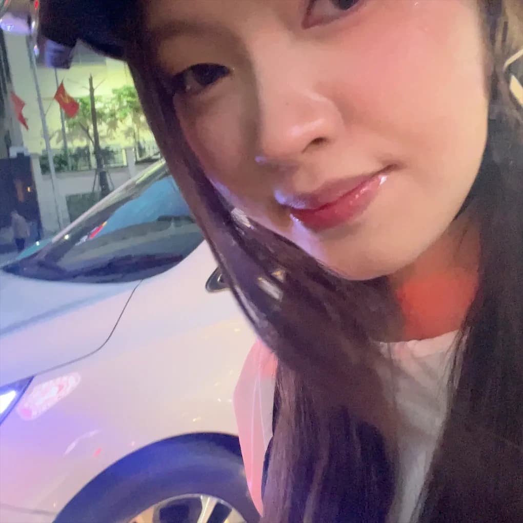Ảnh selfie cận mặt của Phương Vy bên đường phố vào buổi tối