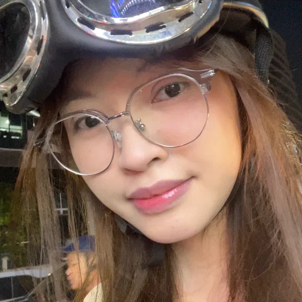 Phương Vy đội mũ bảo hiểm và kính tròn vào buổi tối