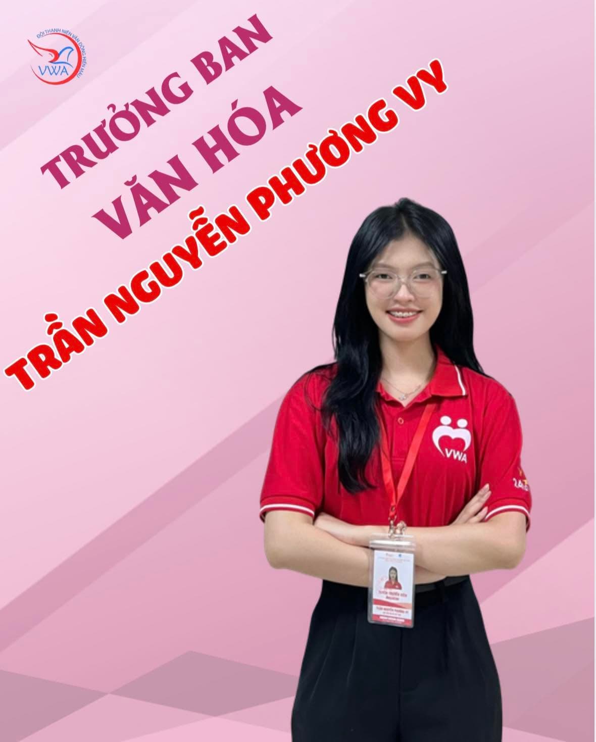 Trần Nguyên Phương Vy trong trang phục tình nguyện viên